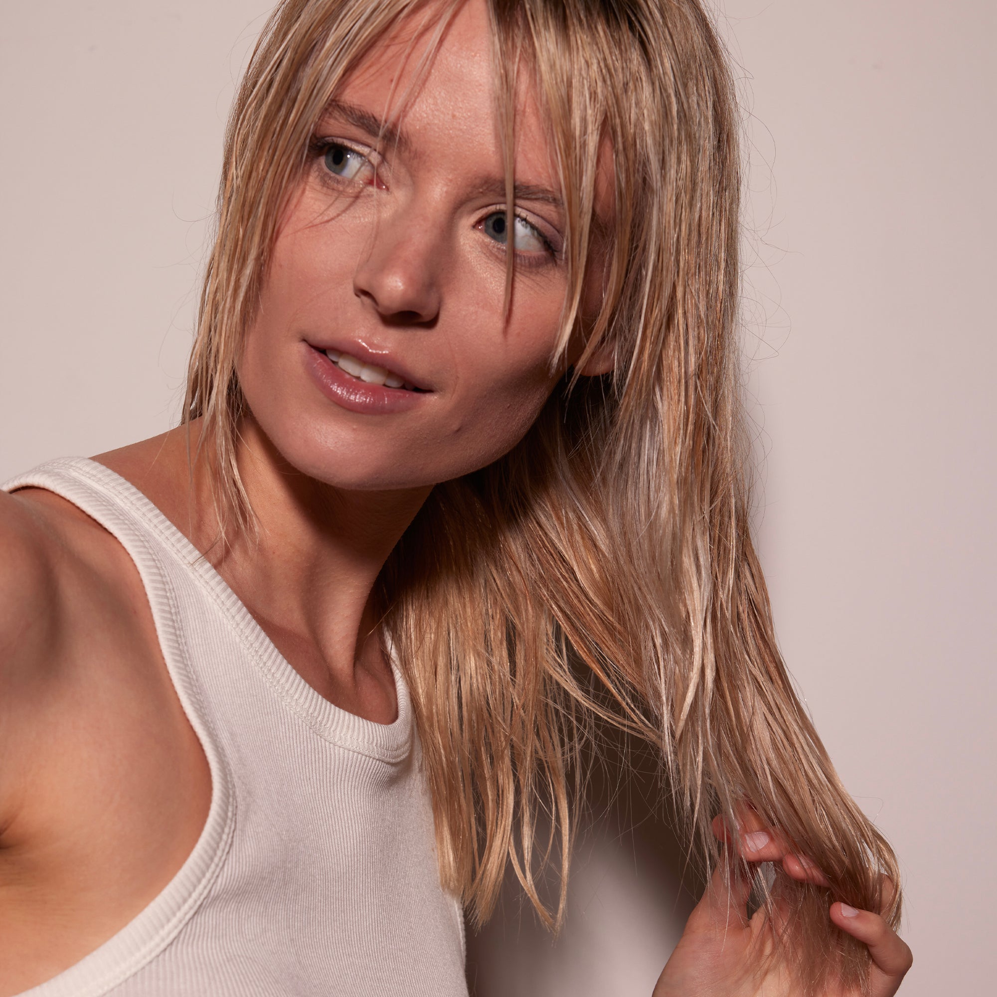 Bright Blonde Essential Priming Serum - Image 4